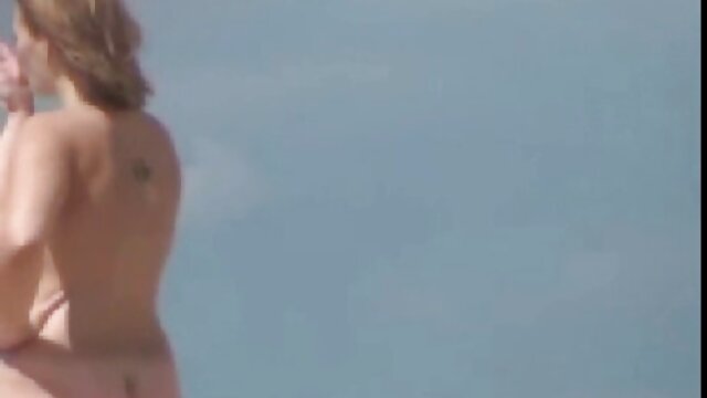 Strašan :  Frajer pozira gol porni filmovi na plaži Seksi video 